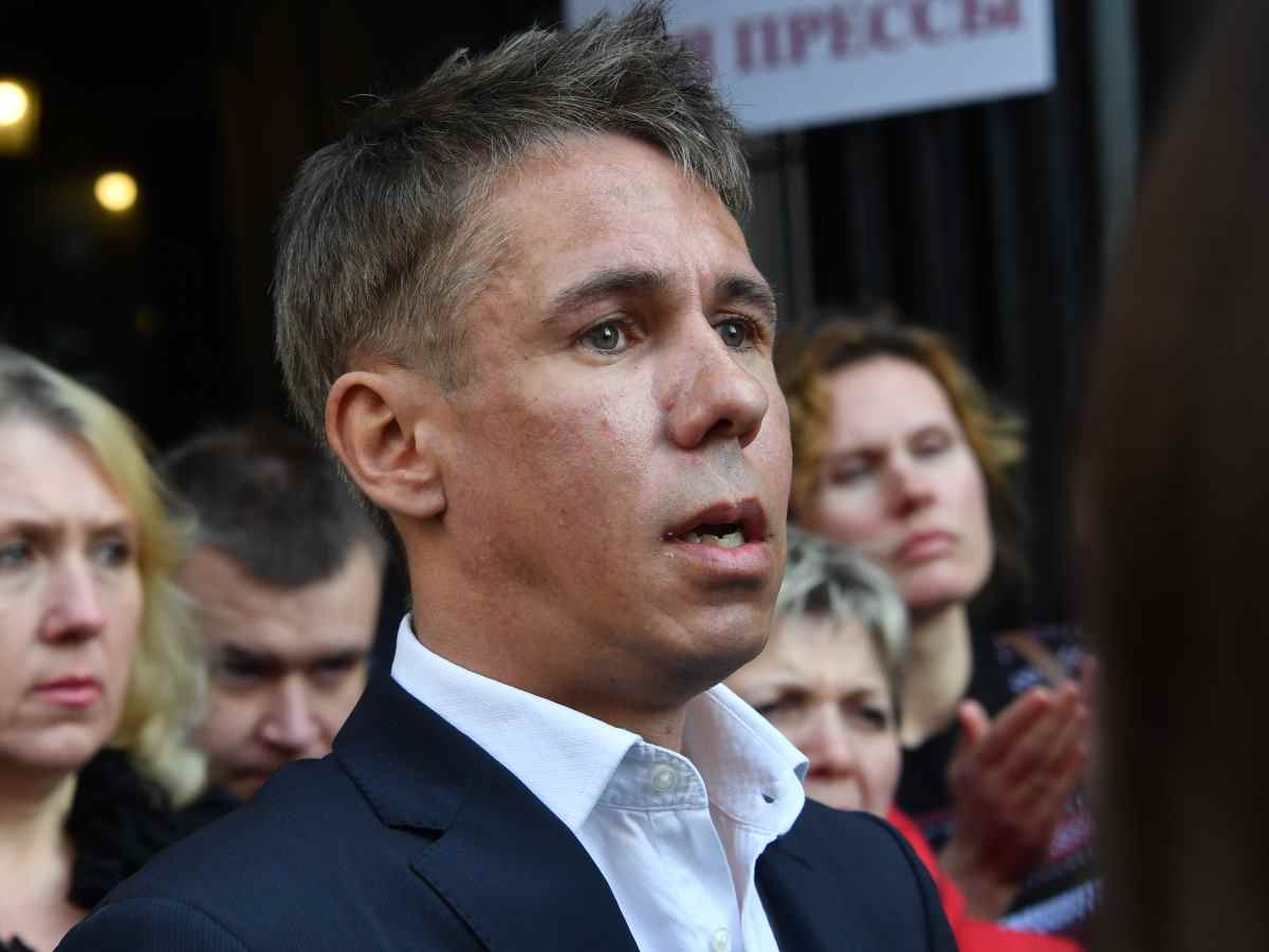 Панин пристроился между стройных ножек