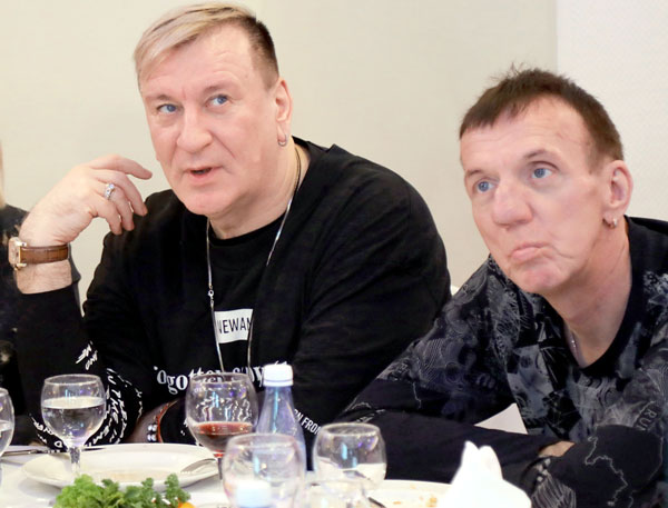 Сергей Пенкин, как всегда, пришел со своим поп-администратором Мишей