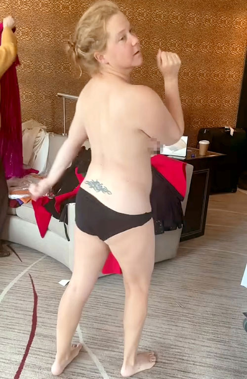 - Сейчас вы можете посмотреть фото практически всех актрис в бикини. А в рекламе мы видим один тип женщины: тонкая, красивые волосы, симметричное лицо. Но до людей начинает доходить, что это подмена. Зрители стремятся к разнообразию, - считает толстушка Эми