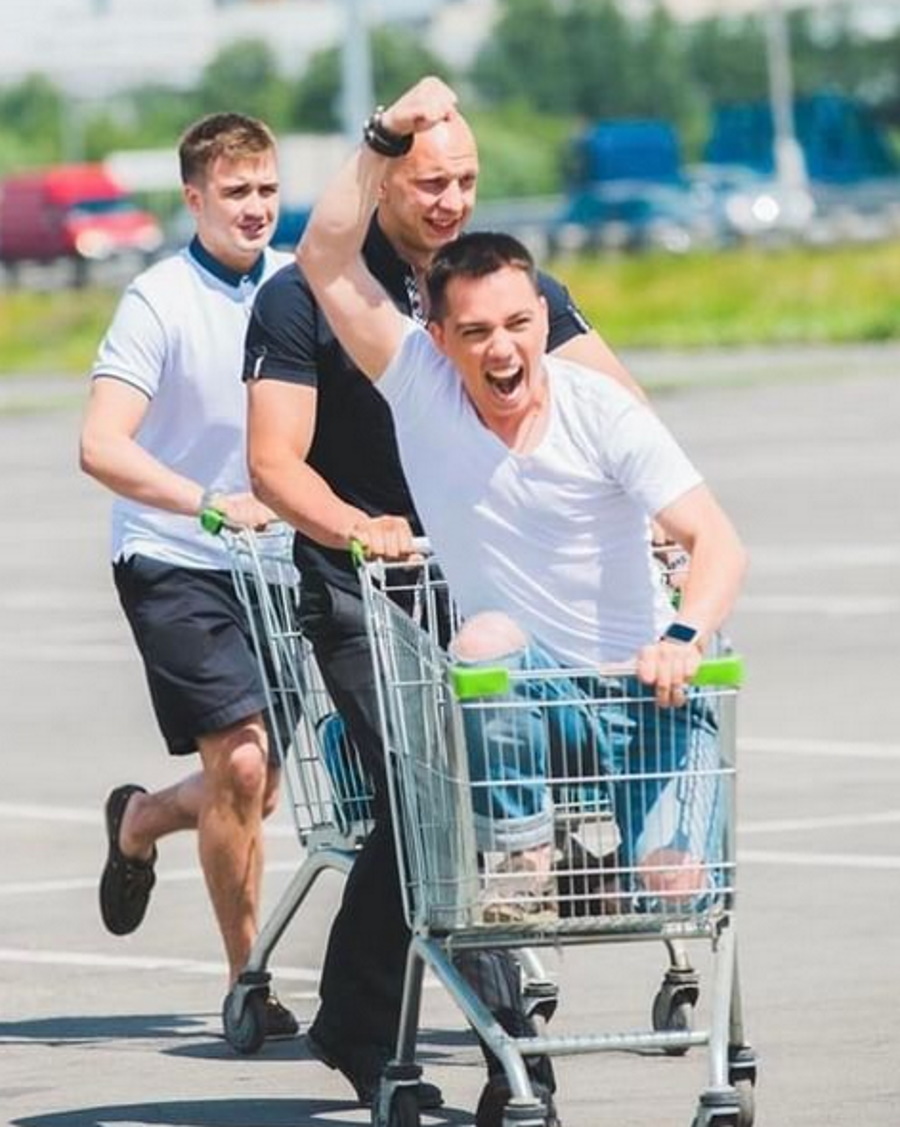 «Ушел в запой»: кричащего на всю улицу Газманова сняли в продуктовой тележке