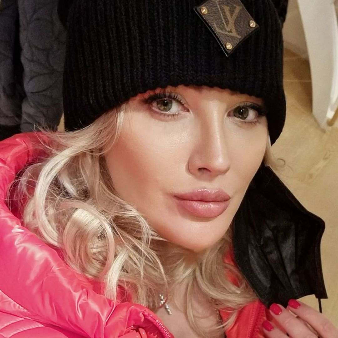 Жена Стаса Михайлова показала поцелуи с любимым пупсиком после слухов о разладе в семье