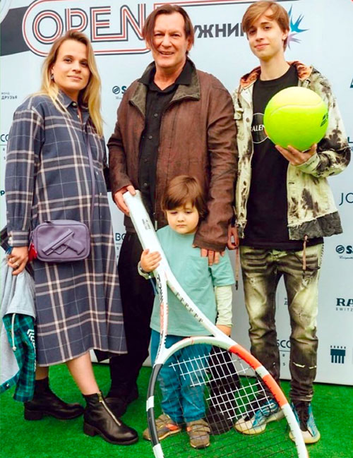 Мария Антипп с мужем Игорем Миркурбановым, их маленьким Федей и ее сыном от Цуркана - Андреем (справа)