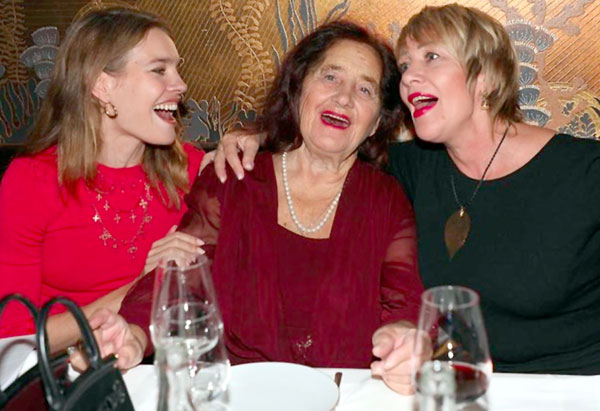 С двумя Ларами - бабушкой и мамой. Фото 2019 г., празднование 90-летия Ларисы Гавриловны в Париже
