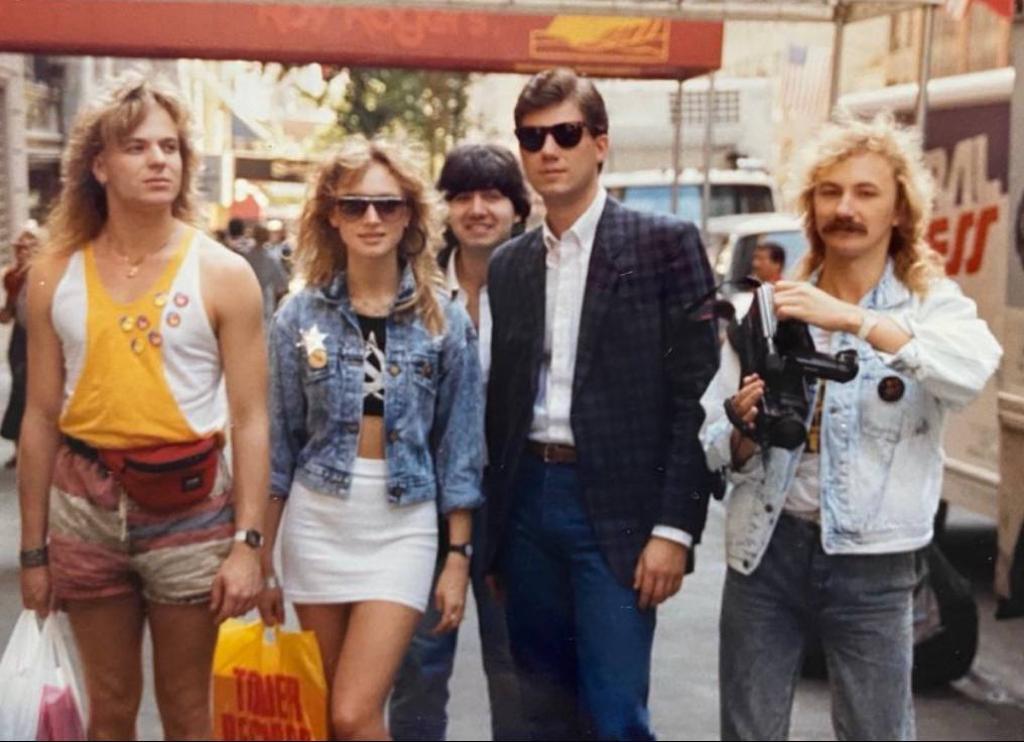 Стройные ножки, короткая юбка: Николаев выставил Преснякова с другой женщиной