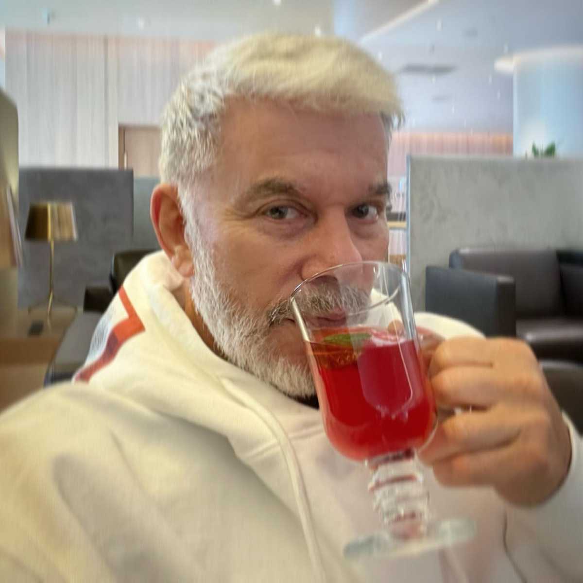 С чемоданом наперевес: Олега Газманова сняли в аэропорту