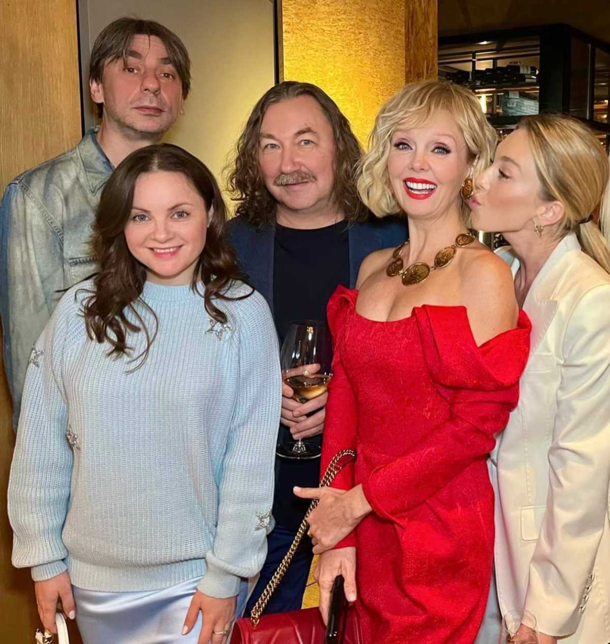 Прилизанные волосы, морщины, седые усы: постаревший Николаев схватился за бокал