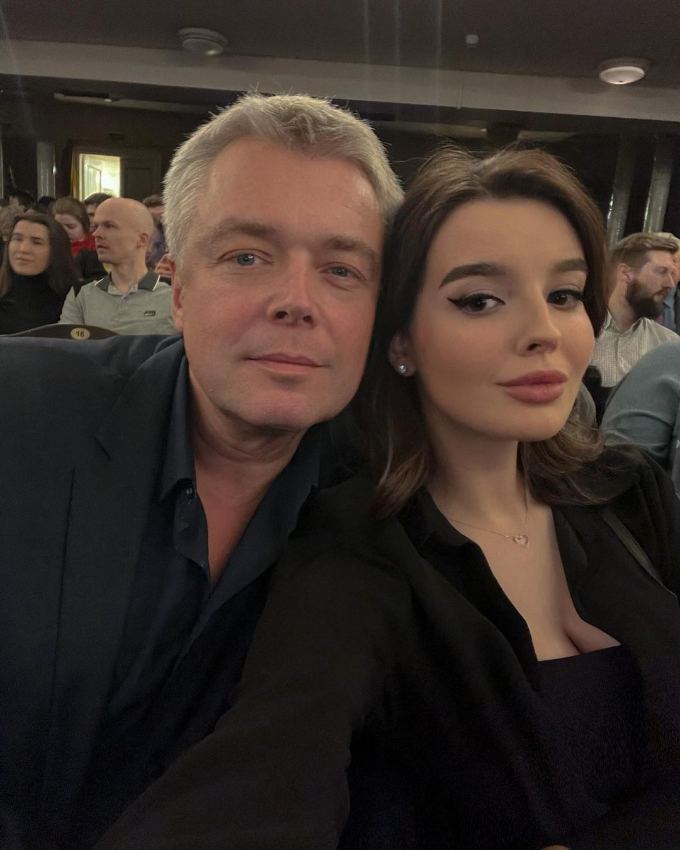 «Копия Екатерины»: мужа Стриженовой сняли с молодой красавицей