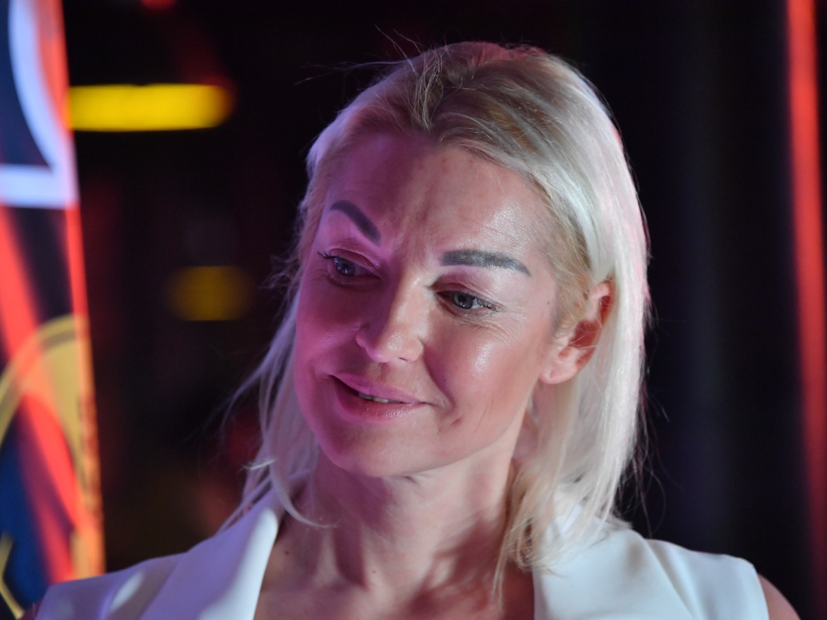 Олег все стерпит: Волочкова вышла на сцену в непотребном виде