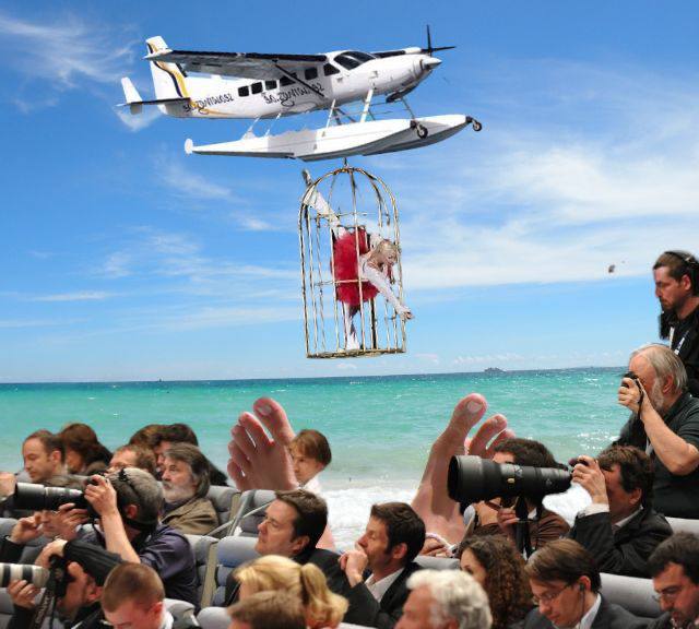 Клетка, самолет и море: Анастасия Волочкова показала свой самый экстремальный шпагат