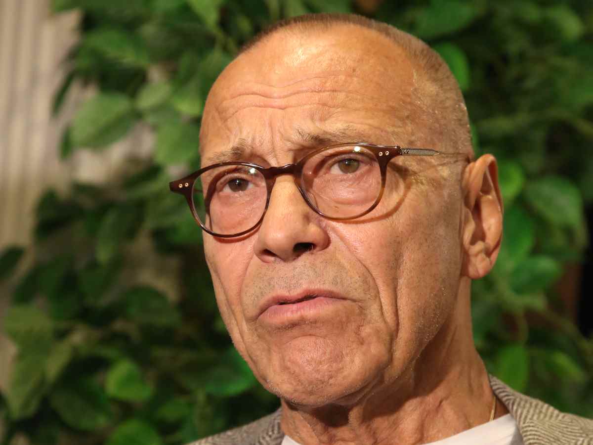 Счастливого Андрея Кончаловского сняли с бокалом и молоденькой блондинкой