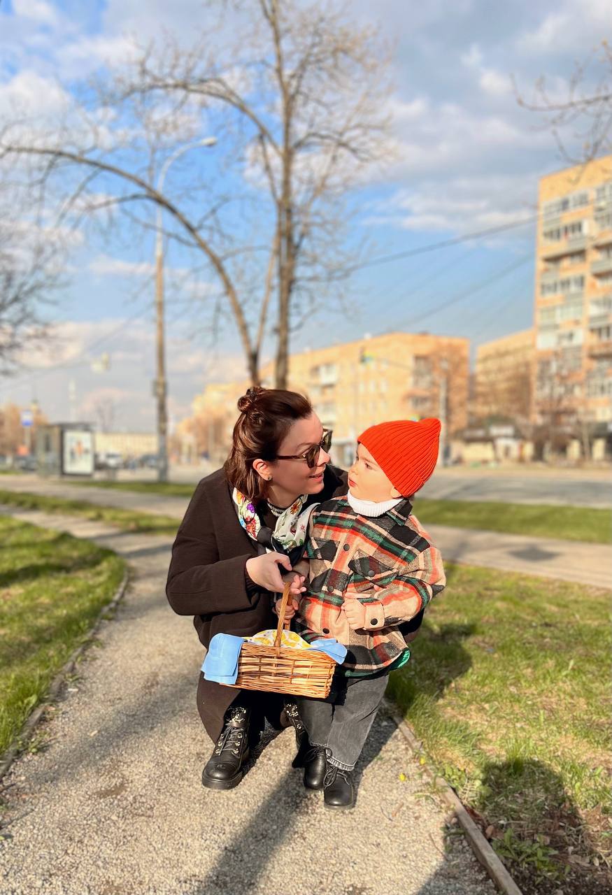Пухлые щечки и сканирующий взгляд: молодая жена Петросяна вывела в свет двухлетнего Вагана