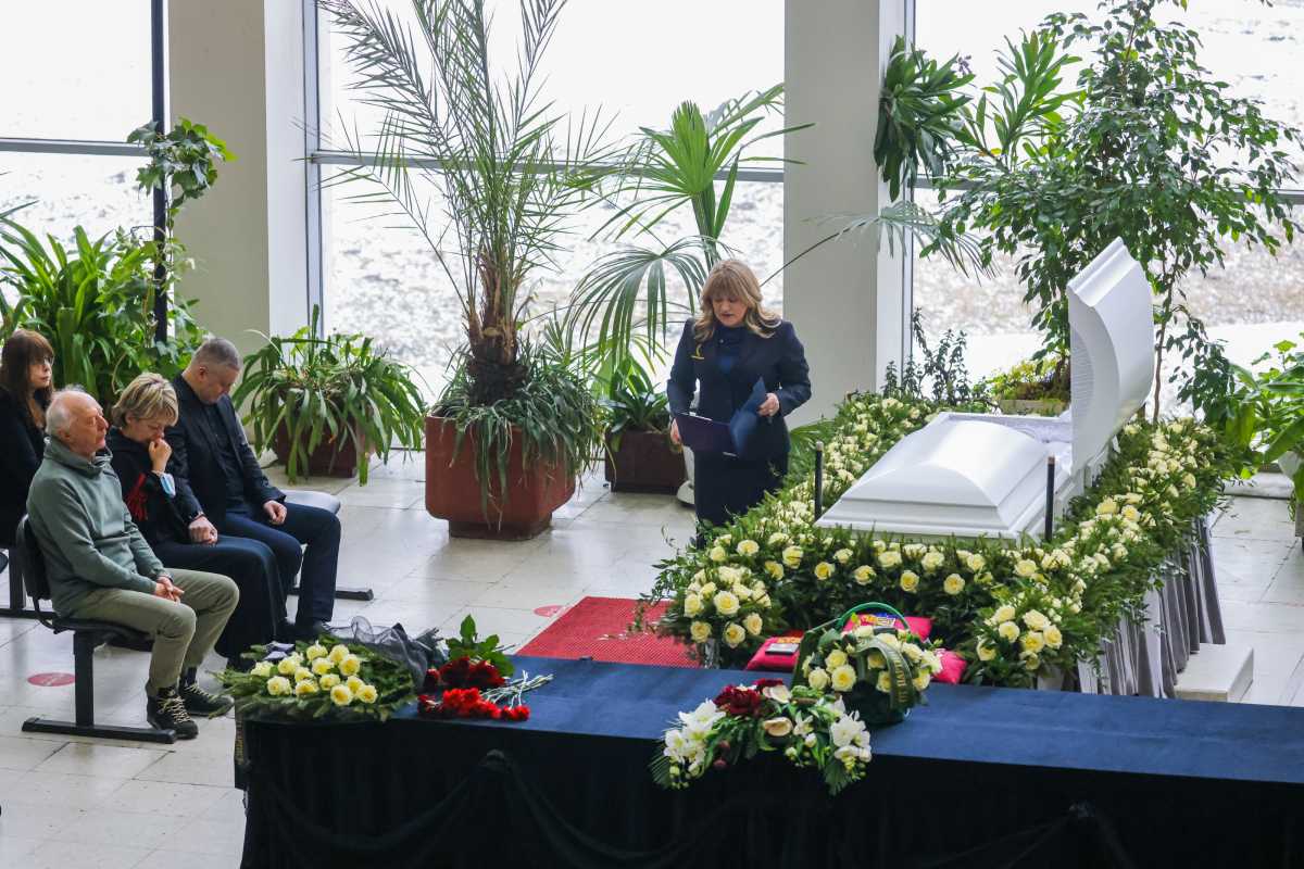 Белый гроб в окружении цветов и пальм: красивый уход Александры Яковлевой