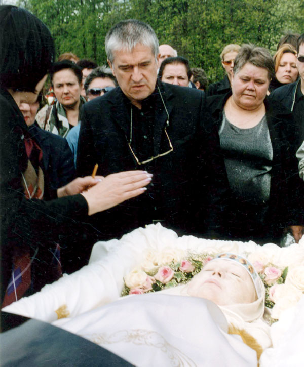 Смерть Гундаревой в 2005 году шокировала всю страну. У ее гроба - овдовевший актер Михаил Филиппов