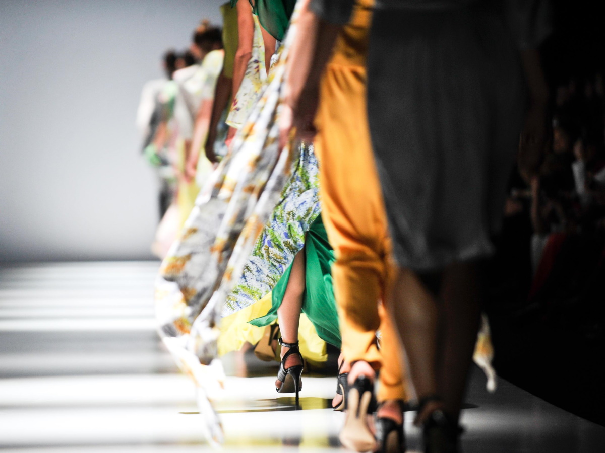 Топ на кулиске и сандалии-биркенштоки: топ-7 самых модных вещей весны и лета 2022