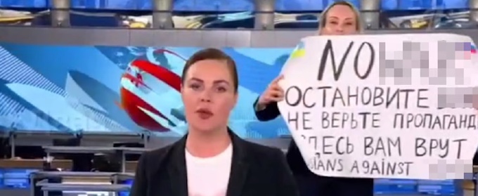 «Представляю, как она на ватных ногах шла»: Марину Овсянникову с Первого канала назвали героем
