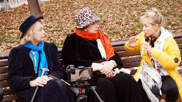 Шалаева (слева) снимала фильм с Татьяной Догилевой и Светланой Немоляевой на мобильник