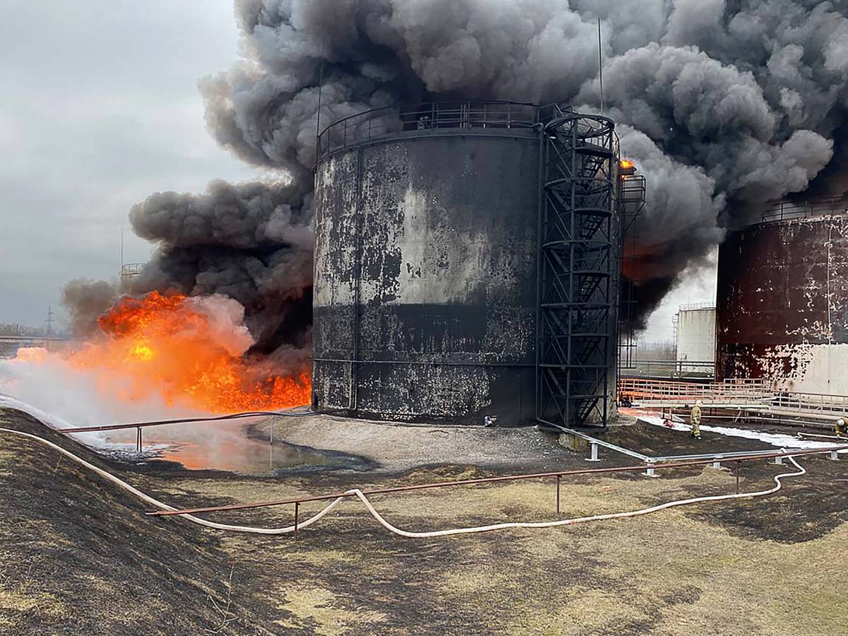 Ситуация в Белгороде после ракетного удара: почерневшее от дыма небо и эвакуация жителей