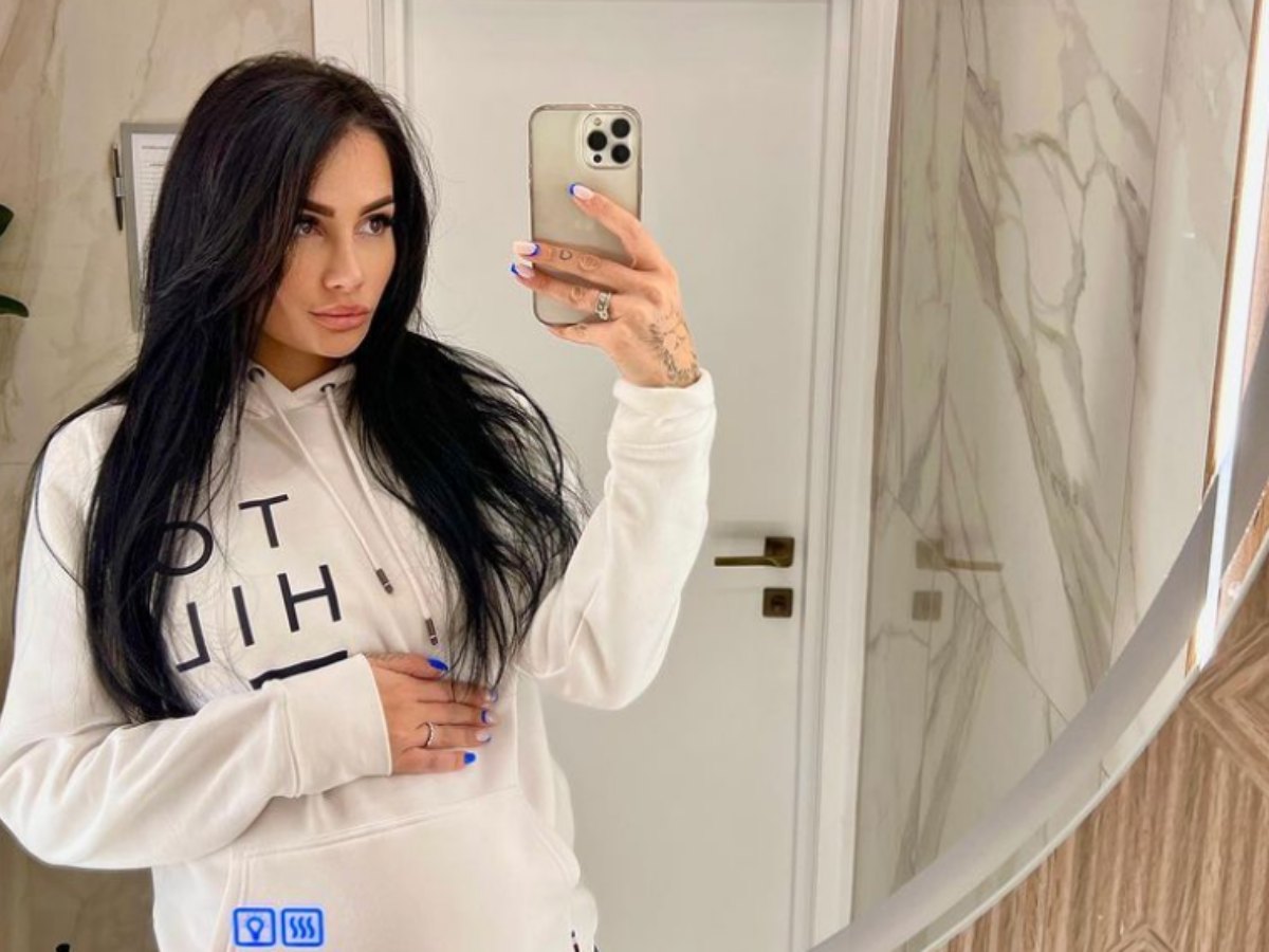 Опубликовано первое фото Кабаевой из роддома