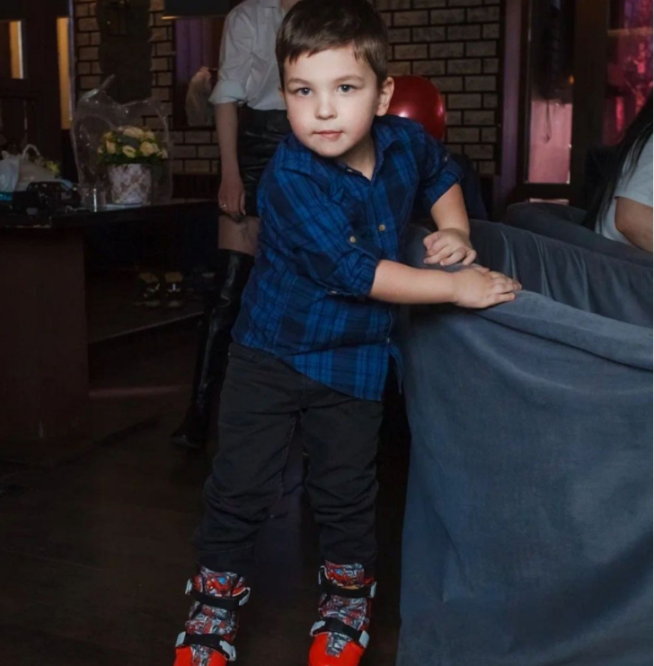 "Ребенок не может жить": Стриженова умоляет спасти больного сына