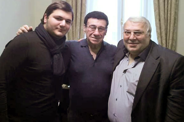 Соткилава (в центре) с нашим рассказчиком Зазой Габедавой (справа) и юным талантом Джани Изорией