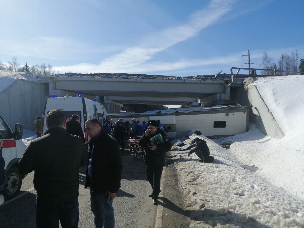 Погибли люди: пассажирский автобус рухнул с моста в Подмосковье