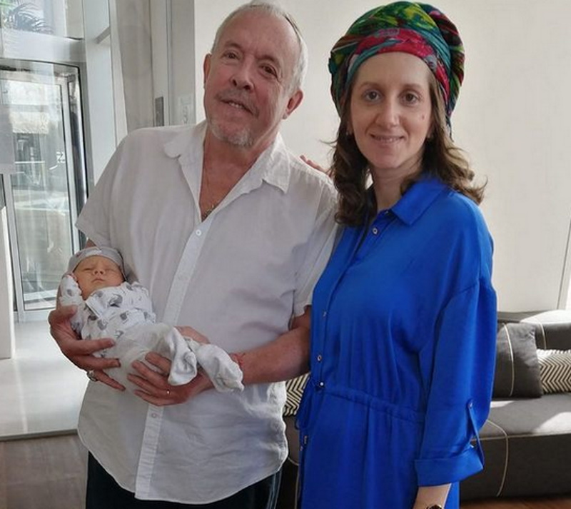 «Копия папа»: 68-летний Макаревич впервые показал новорожденного сына от молодой израильтянки