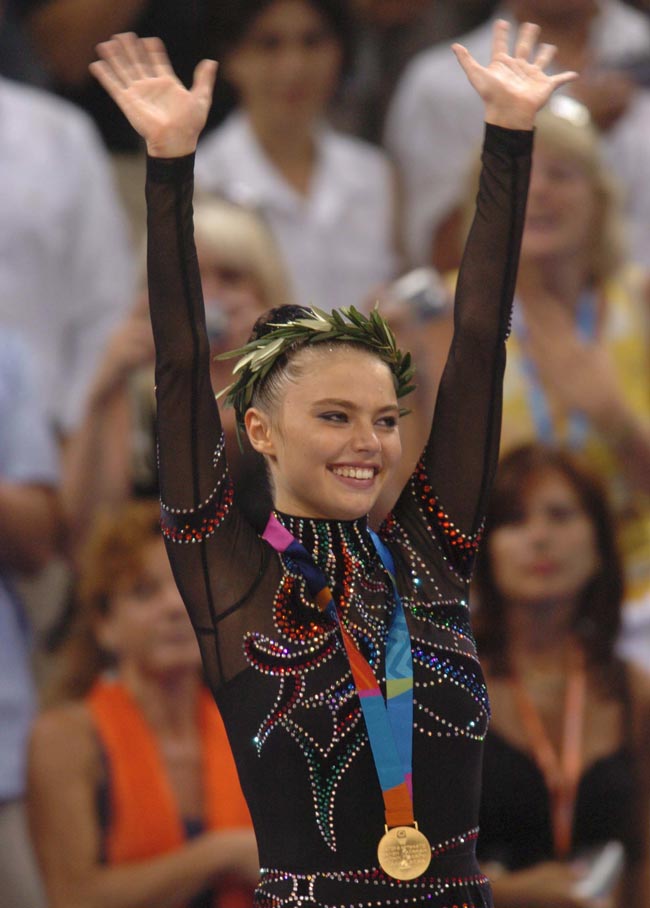 Алина Кабаева завоевала золото на олимпийском турнире по художественной гимнастике в Афинах в 2004 году