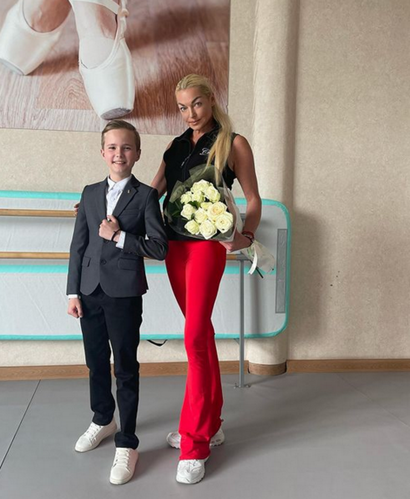 «Материнство ей к лицу»: Анастасия Волочкова предъявила очаровательно ребенка