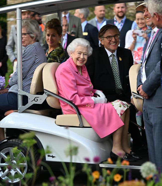 Рано списали: цветущую 96-летнюю Елизавету II сняли с другим мужчиной