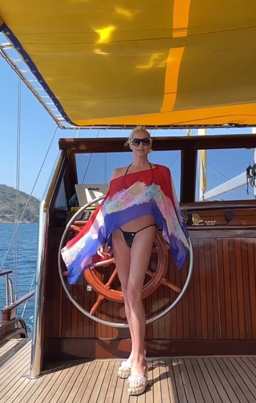 Проветривала промежность: счастливую Волочкову сняли в пикантный момент