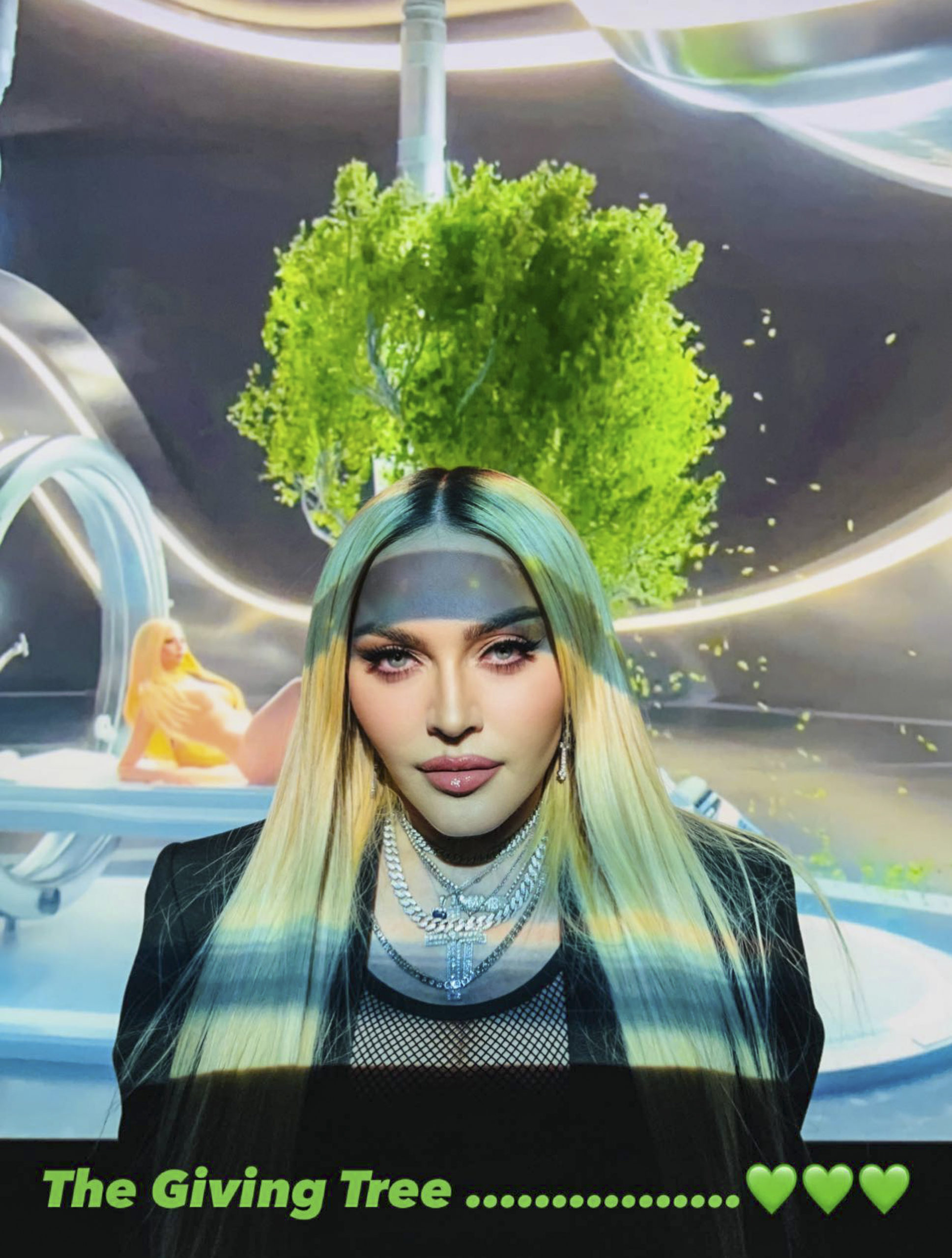 Дерево из промежности: Мадонна показала собственные роды крупным планом