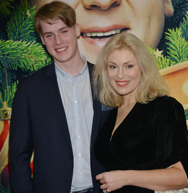 Ruscha tarjima bilan cuckold porno film Mast odamlarning sikilishi haqidagi haqiqiy video