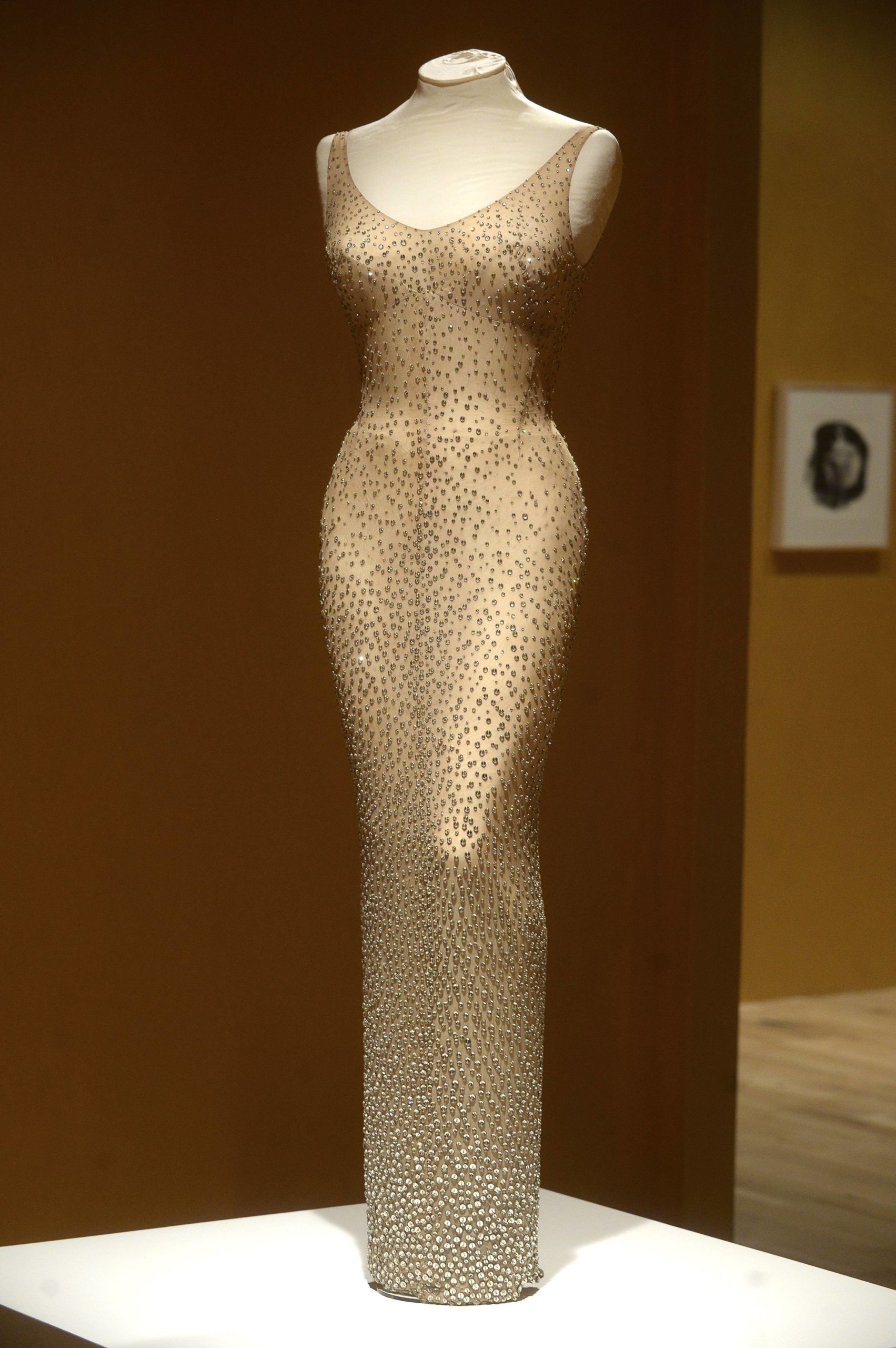 «Ему шестьдесят лет»: Ким Кардашьян произвела фурор в культовом платье Мэрилин Монро