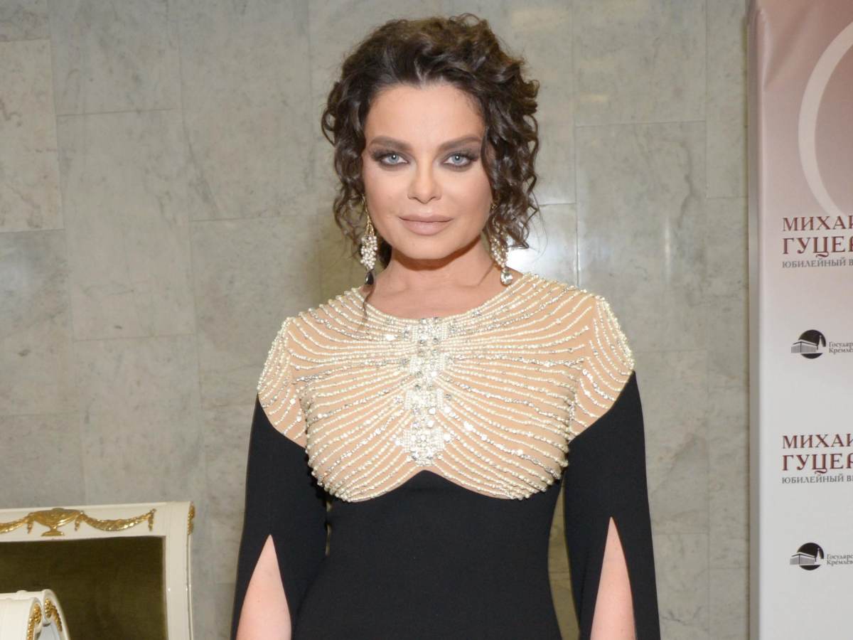 Королева вывела в свет преобразившуюся невестку-стриптизершу в свет