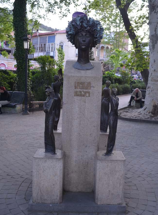 Памятник-актрисе-Софико-Чиаурели-в-городе-Тбилиси