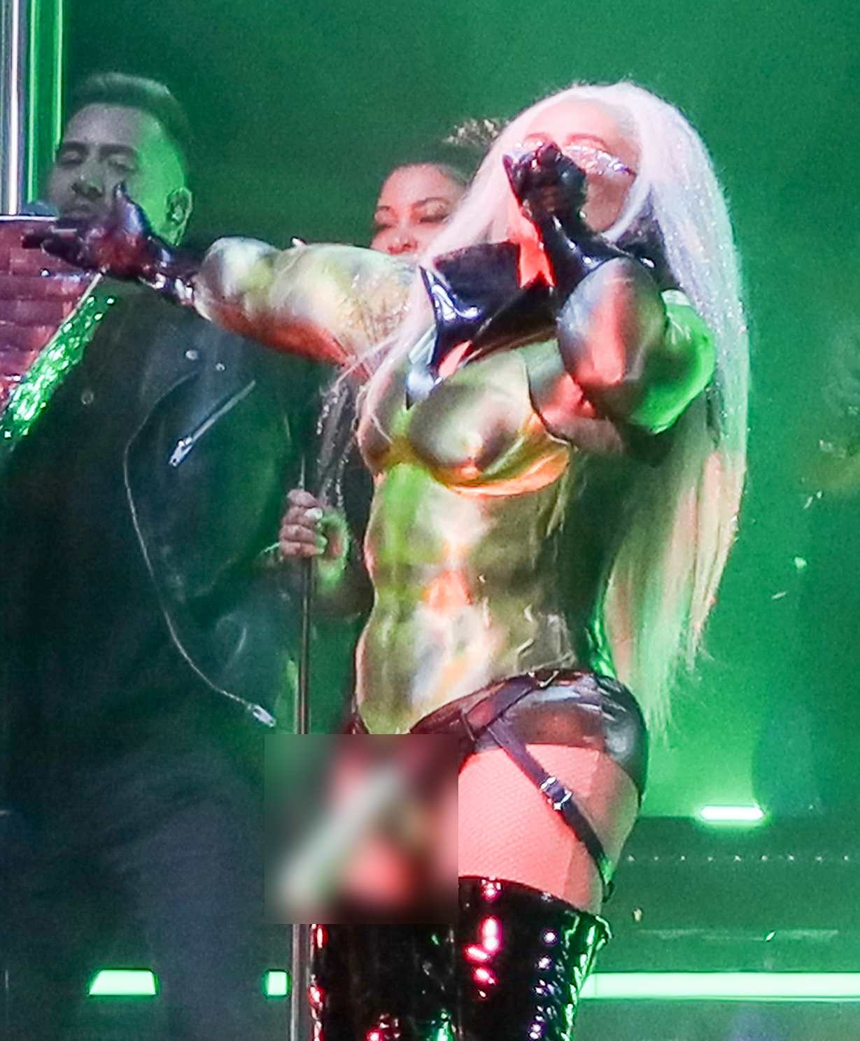 «И это посол доброй воли ООН»: наяривающая агрегат на сцене известная певица вызвала оторопь 