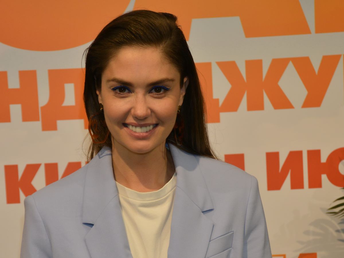 «Вот на эти яблочки мы и смотрим»: Муцениеце с торчащими сосками взбудоражила народ