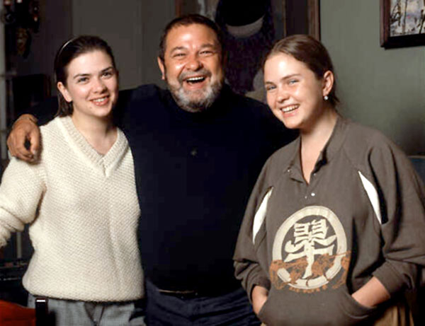 Писатель Юлиан Семенов с дочерьми. Первая супруга Бегака Дарья - слева