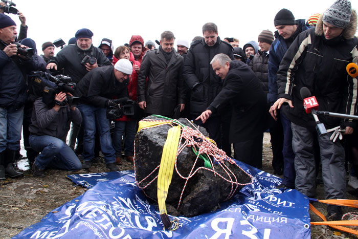 Подъем челябинского метеорита из озера Чебаркуль (2013 г.)