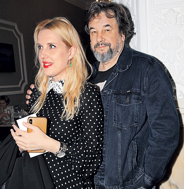 Кинооператор Сергей Мачильский после страстного романа с Анной Михалковой давно счастлив с молодой женой - режиссером Оксаной Карас, поставившей фильмы «Хороший мальчик», «Доктор Лиза». У пары подрастают двое сыновей