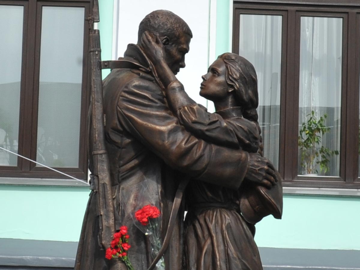 Памятник-маршу-«Прощание-славянки»