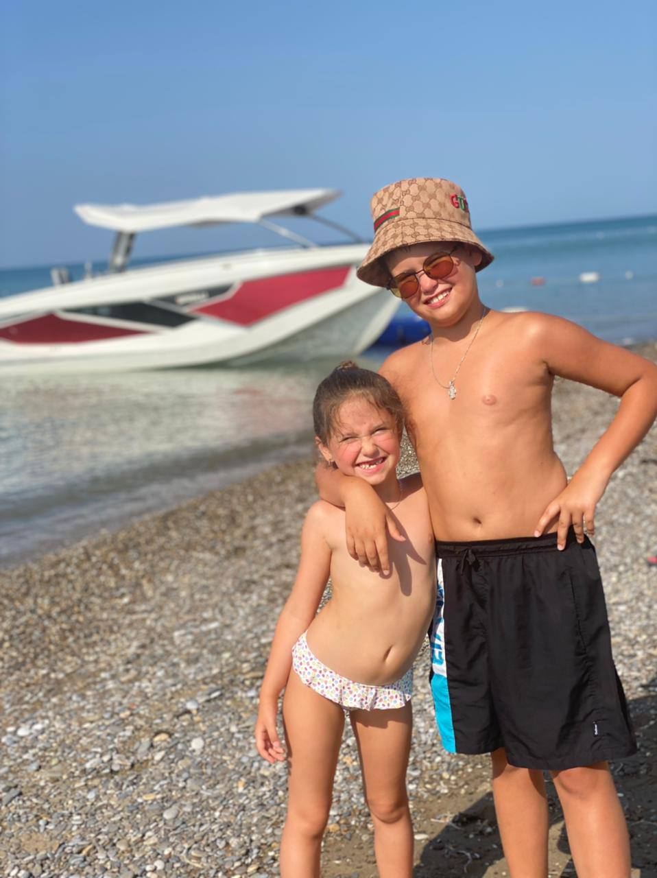 "Отец взял с собой": Муцениеце показала оставшихся с Прилучным детей