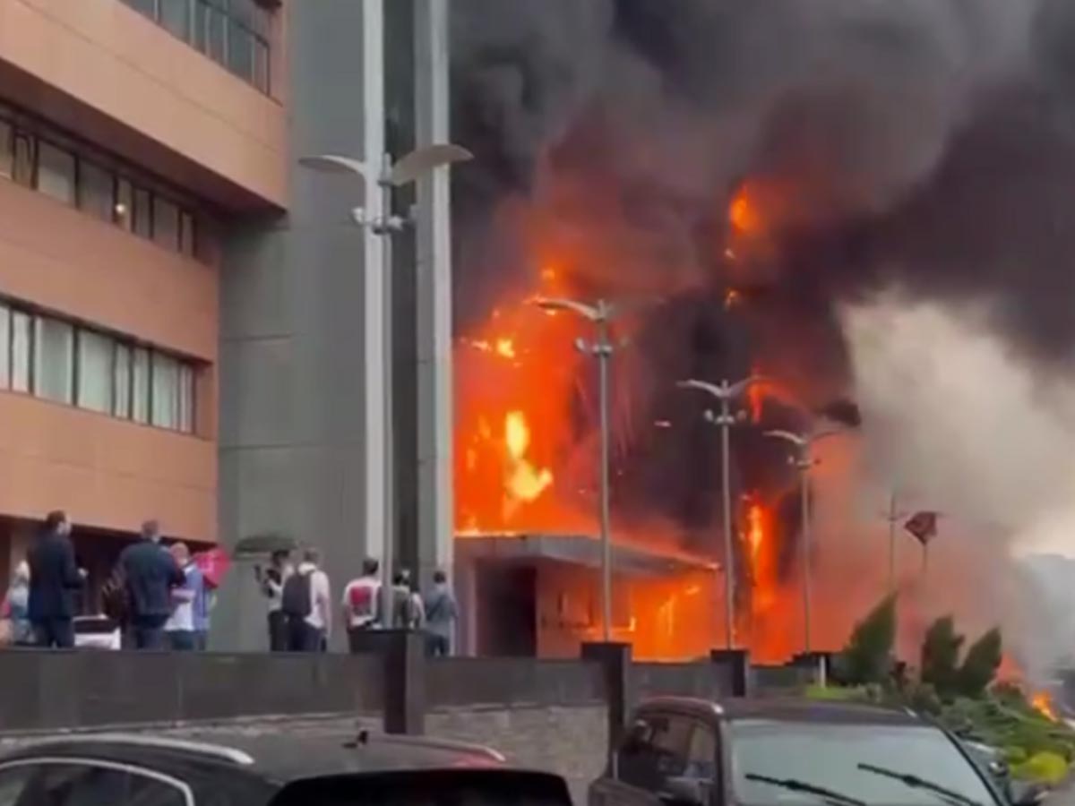 В Москве загорелся крупный бизнес-центр: внутри здания заблокированы люди