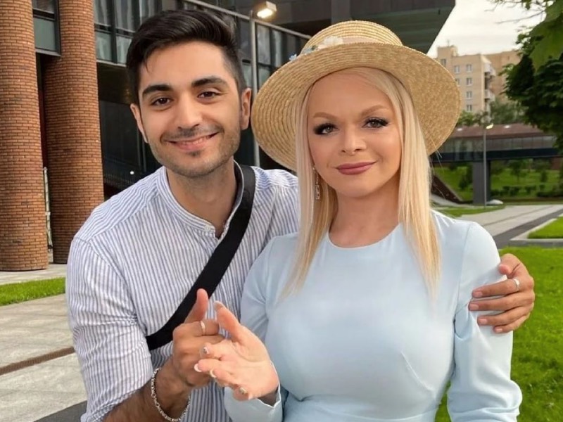 "Тонко чувствует женское начало": 66-летняя Лариса Долина растаяла в объятиях молодого красавчика