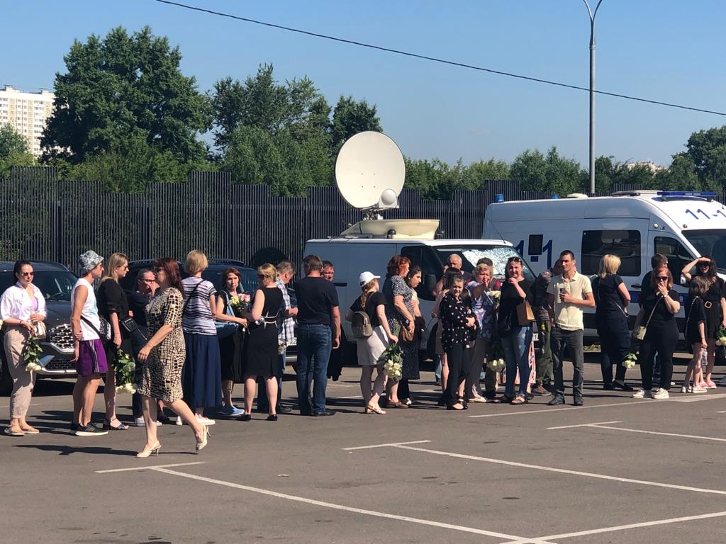 Большие очереди и море цветов: первые фото прощания с Юрием Шатуновым