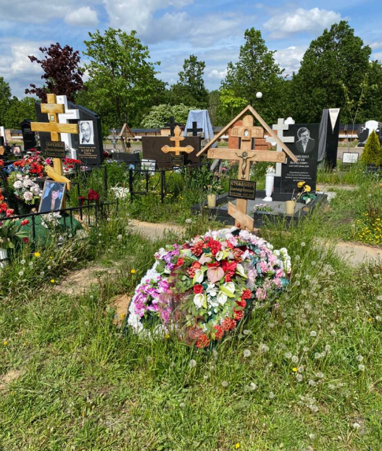 Наследство получили и забыли: родственники забросили могилу бывшего мужа Пугачевой