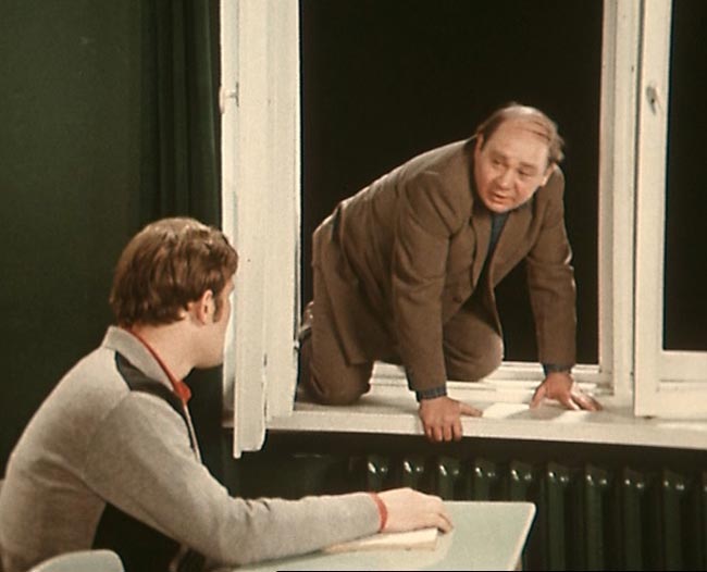 Евгений Леонов (Степан Леднёв) забирается в класс через окно