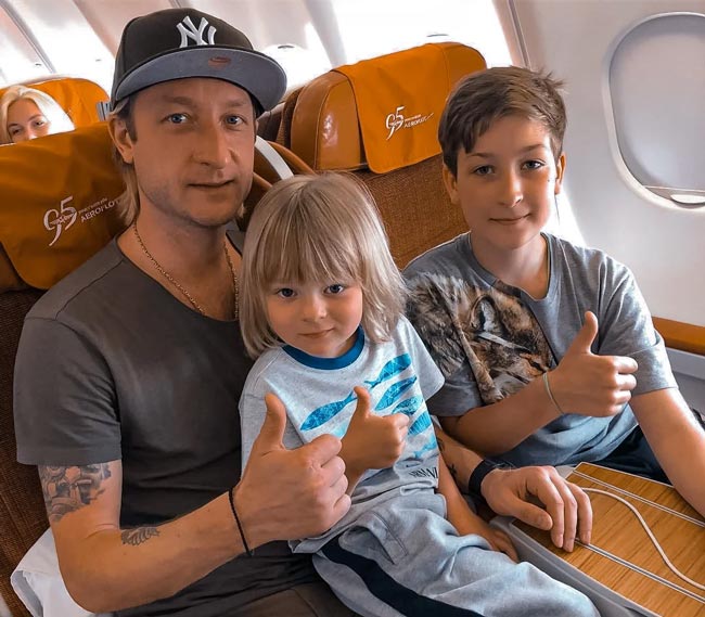 Евгений Плющенко с сыновьями Сашей и Егором (справа)