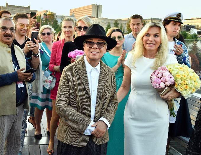 Жена осталась за границей: что происходит с брошенным Валентином Юдашкиным