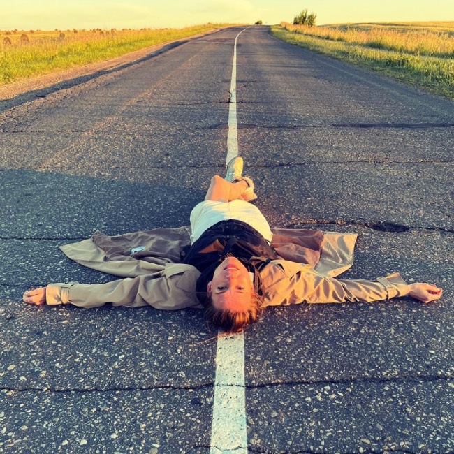 "Холодная и окровавленная": фотографии распластавшейся на асфальте Любови Толкалиной слили в Сеть 